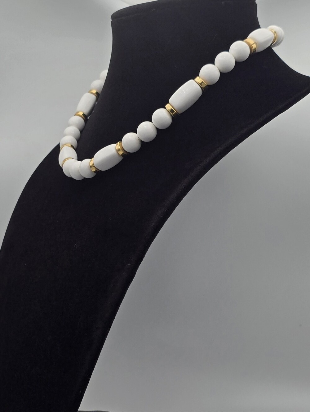 Classy Vintage Signed Napier White Bead With Gold Accent Necklace - Picture 4 of 8